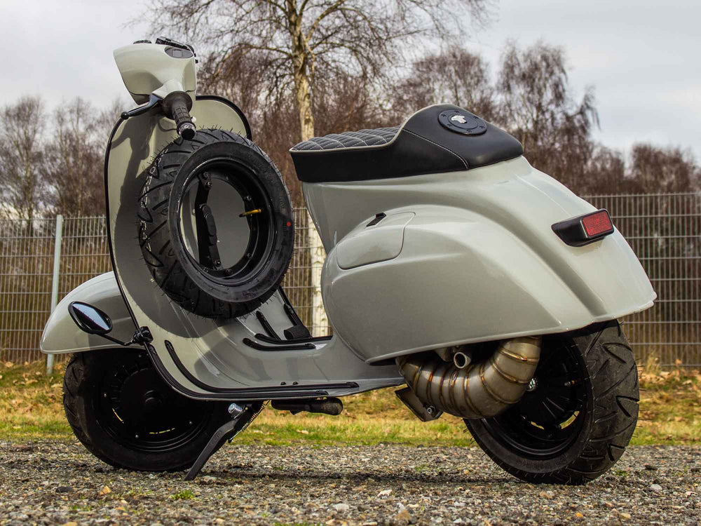 Custom Vespa V50 mit 200ccm-Motor und Scheibenbremse in Porsche Kreide