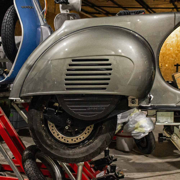 Custom Vespa Largeframe mit Elektromotor im Aufbau