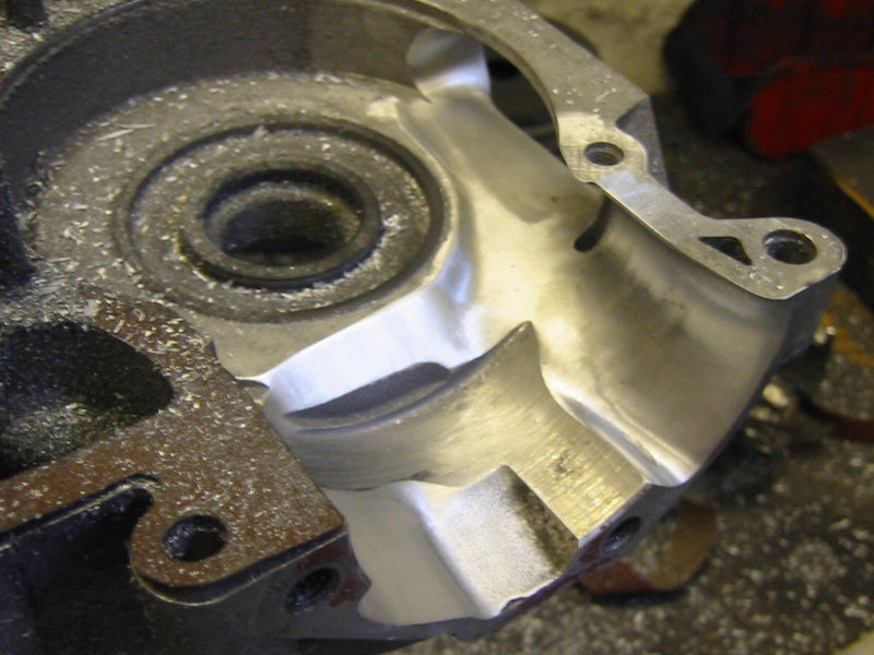 Fräsarbeiten an einem Vespa PX 200 Motorgehäuse