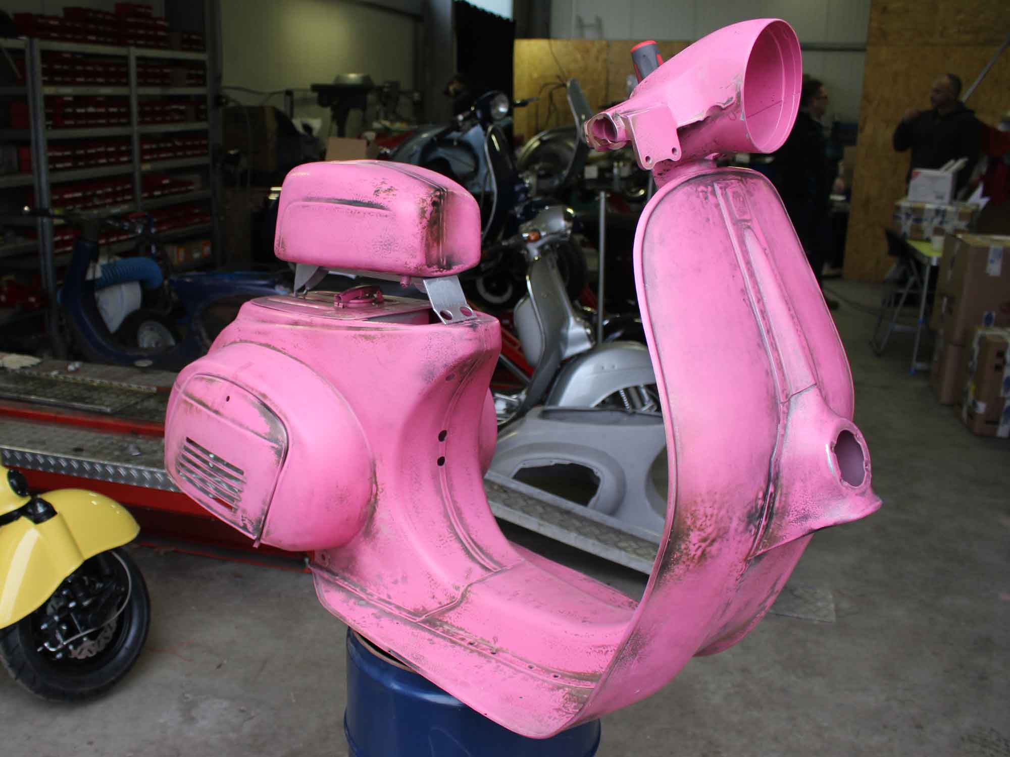 Vespa Rawstyle Lackierung Piaggio Shocking Pink