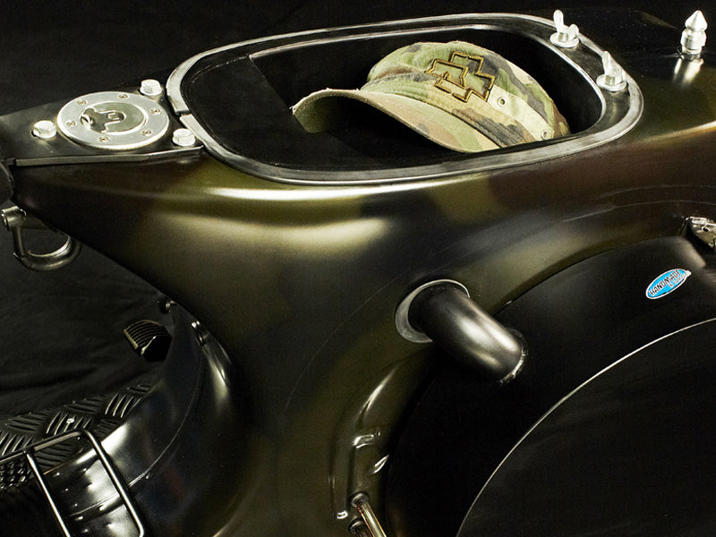 Vespa PX Tank in der Seitenhaube