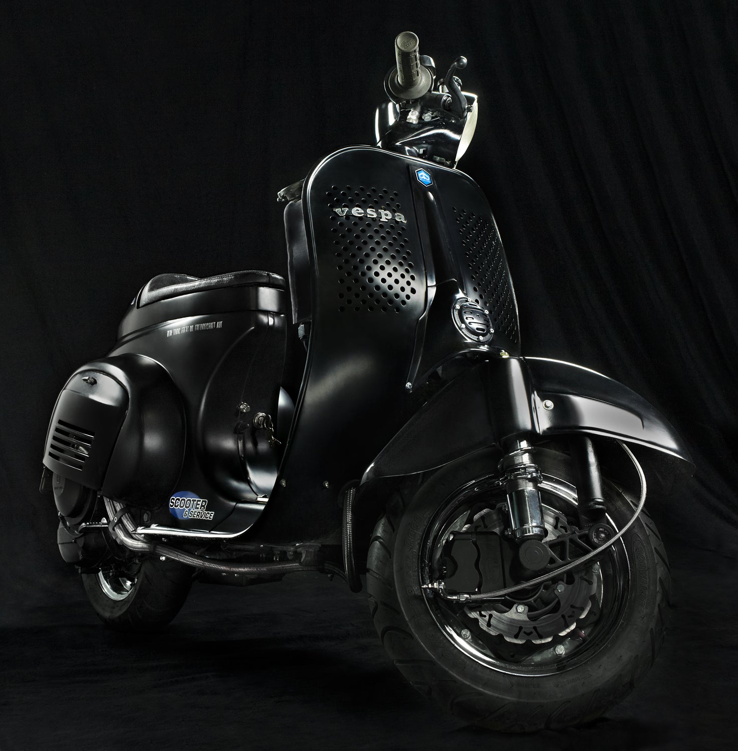 Custom Vespa V50 mit wassergekühltem 138ccm Motor und Scheibenbremse