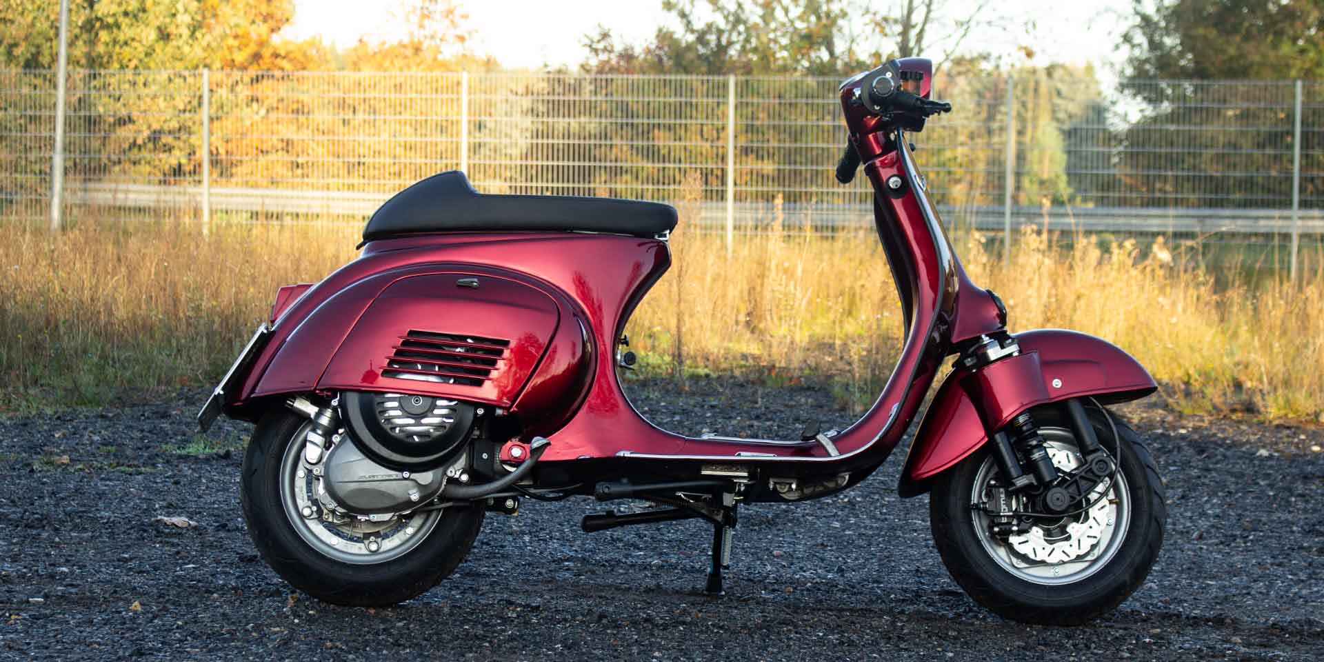 Custom Vespa V50 mit 200ccm Motor in Candy Apple Red