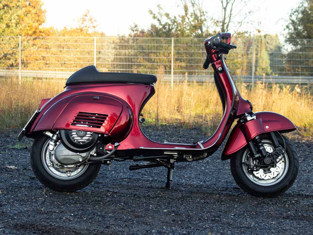 Custom Vespa V50 mit 200ccm Motor in Candy Apple Red