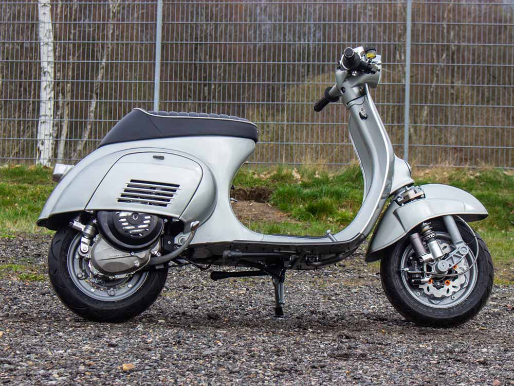 Custom Vespa V50 mit Quattrini 200ccm Motor Mercedes Silbergrau Metallic
