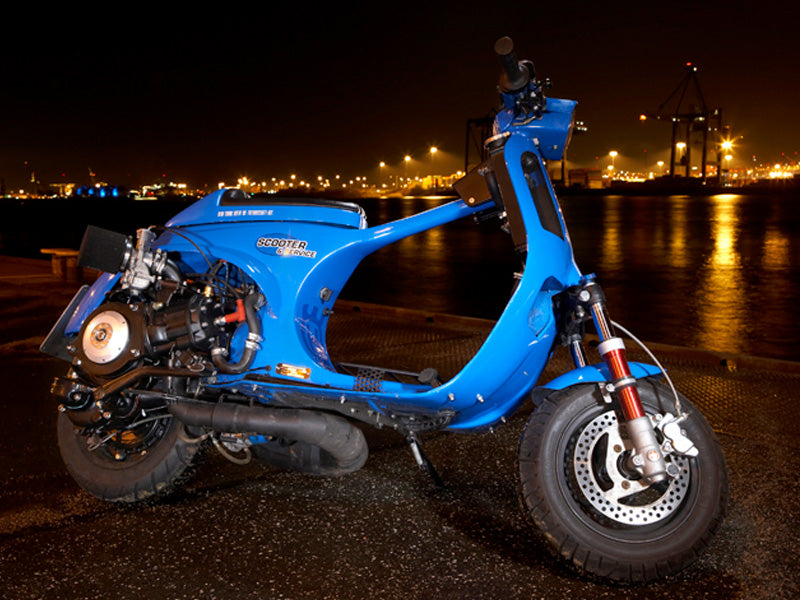 Die Custom Vespa 250N am Hamburger Hafen