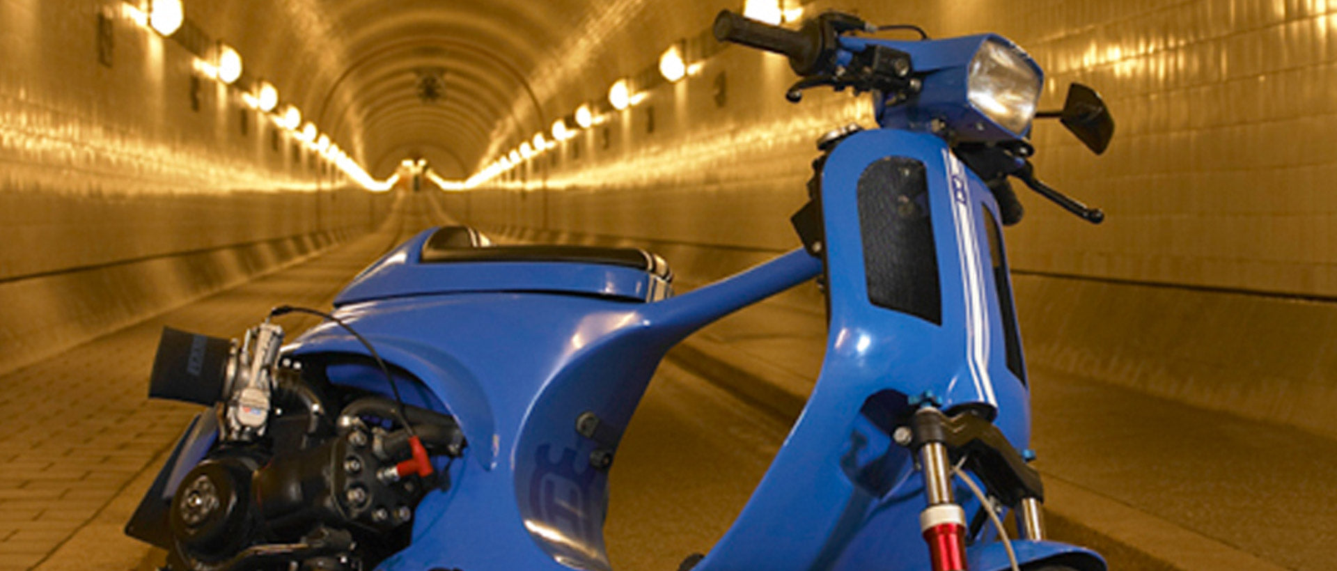 Die Custom Vespa 250N im alten Elbtunnel