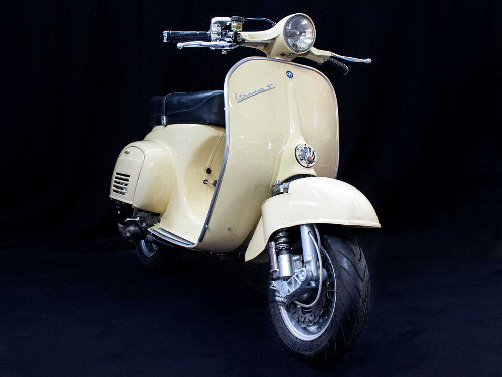 Custom Vespa Umbau mit Quattrini M200 Motor und Scheibenbremse in Piaggio Avorio 909