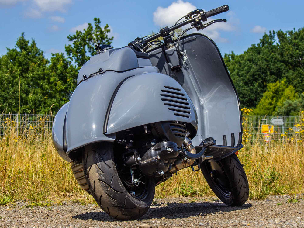 Vespa ACMA Conversion mit 250ccm Motor, Scheibenbremse und Drag Bar Lenker.
