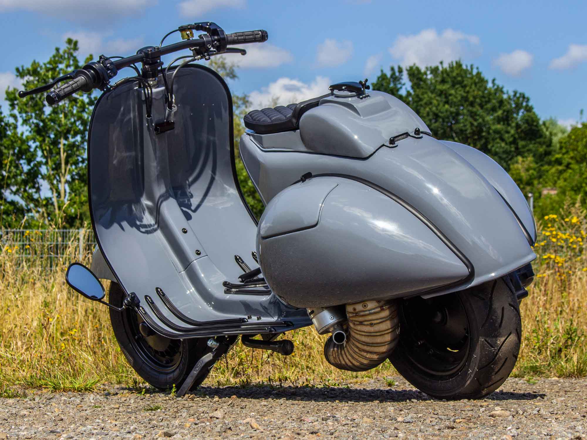 Vespa ACMA Conversion mit 250ccm Motor, Scheibenbremse und Drag Bar Lenker.