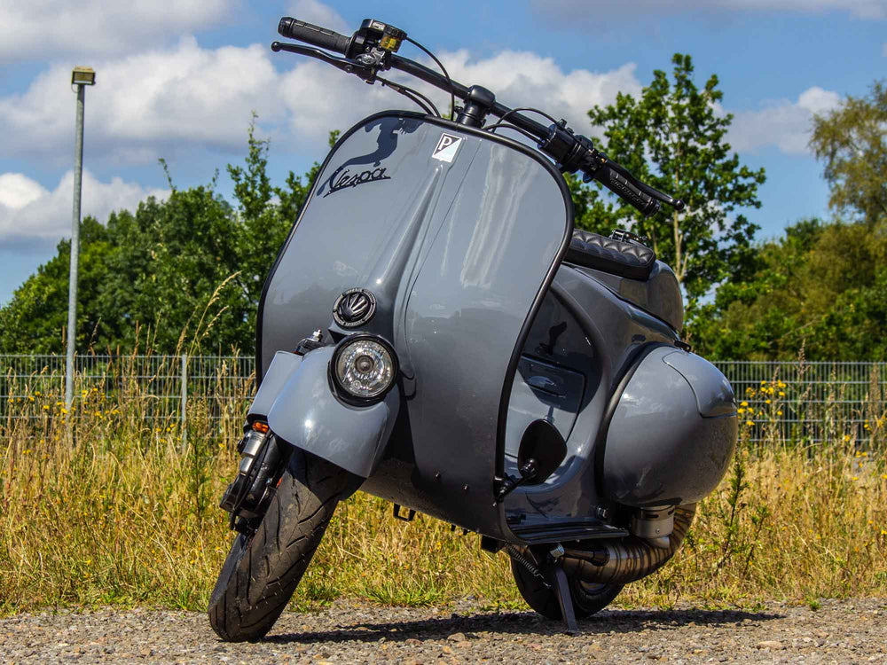 Vespa ACMA Conversion mit 250ccm Motor, Scheibenbremse und Drag Bar Lenker.
