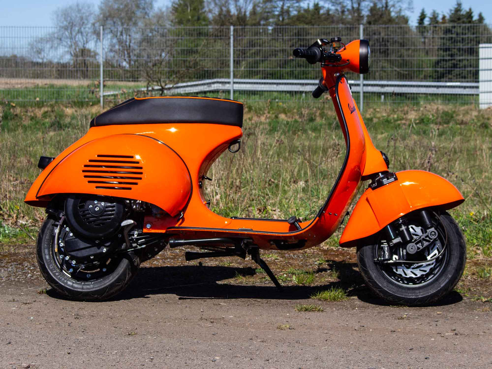 Custom Vespa Conversion mit BFA 288ccm Motor, Curley Auspuff und Acma Seitenhauben 
