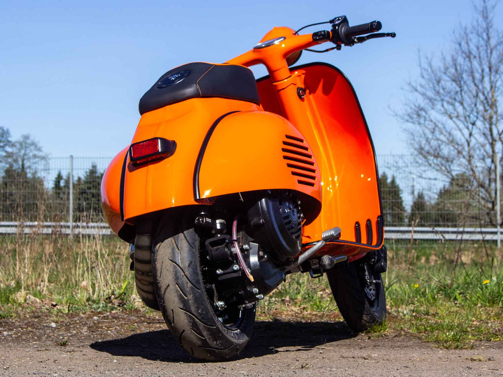 Custom Vespa Conversion mit BFA 288ccm Motor, Curley Auspuff und Acma Seitenhauben 