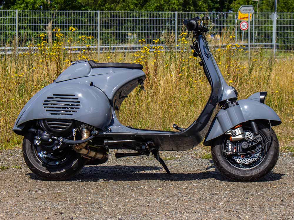 Custom Vespa Umbau Acma mit 250ccm Quattrini Motor und Scheibenbremse