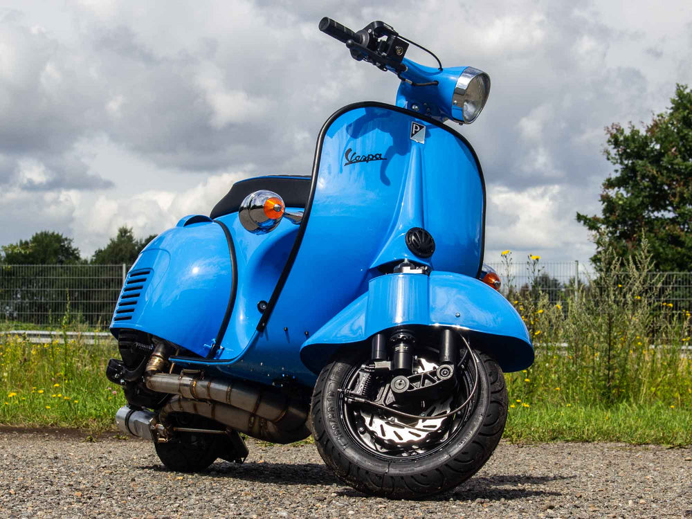 Custom Vespa Umbau mit Quattrini 244 Motor und handgefertigter Auspuffanlage mit zwei Endschalldämpfern