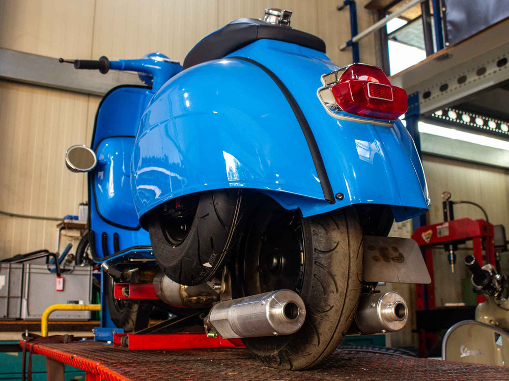 Custom Vespa Umbau mit Quattrini 244 Motor und handgefertigter Auspuffanlage mit zwei Endschalldämpfern