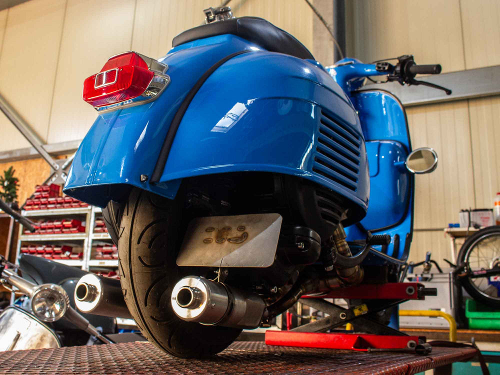 Custom Vespa Umbau mit Quattrini 244 Motor und handgefertigter Auspuffanlage mit zwei Endschalldämpfern