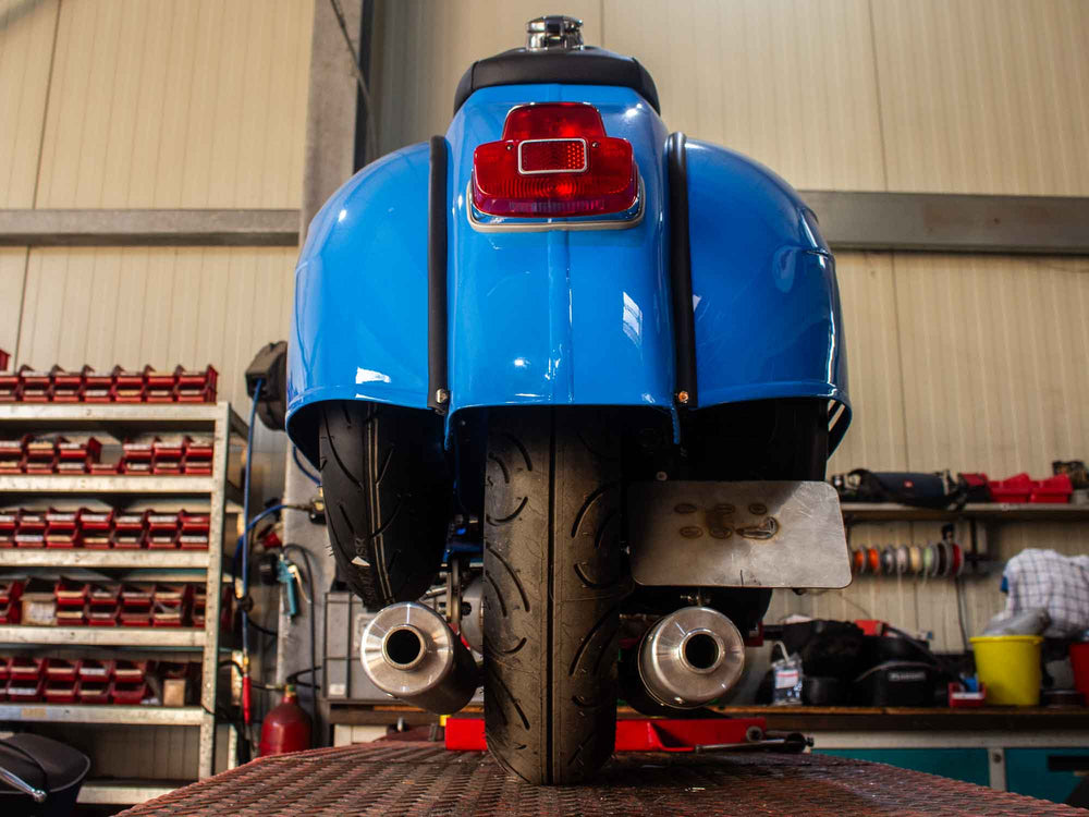 Custom Vespa Umbau mit Quattrini 244 Motor und handgefertigter Auspuffanlage mit zwei Endschalldämpfern