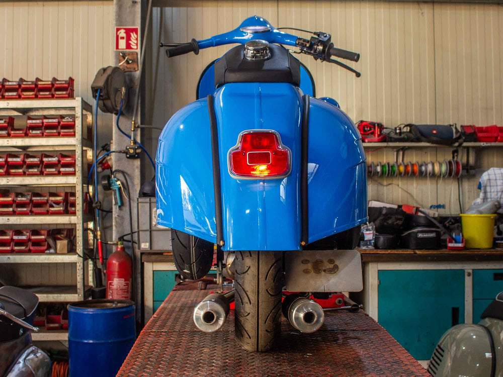 Custom Vespa Umbau mit Quattrini 244 Motor und handgefertigter Auspuffanlage mit zwei Endschalldämpfern