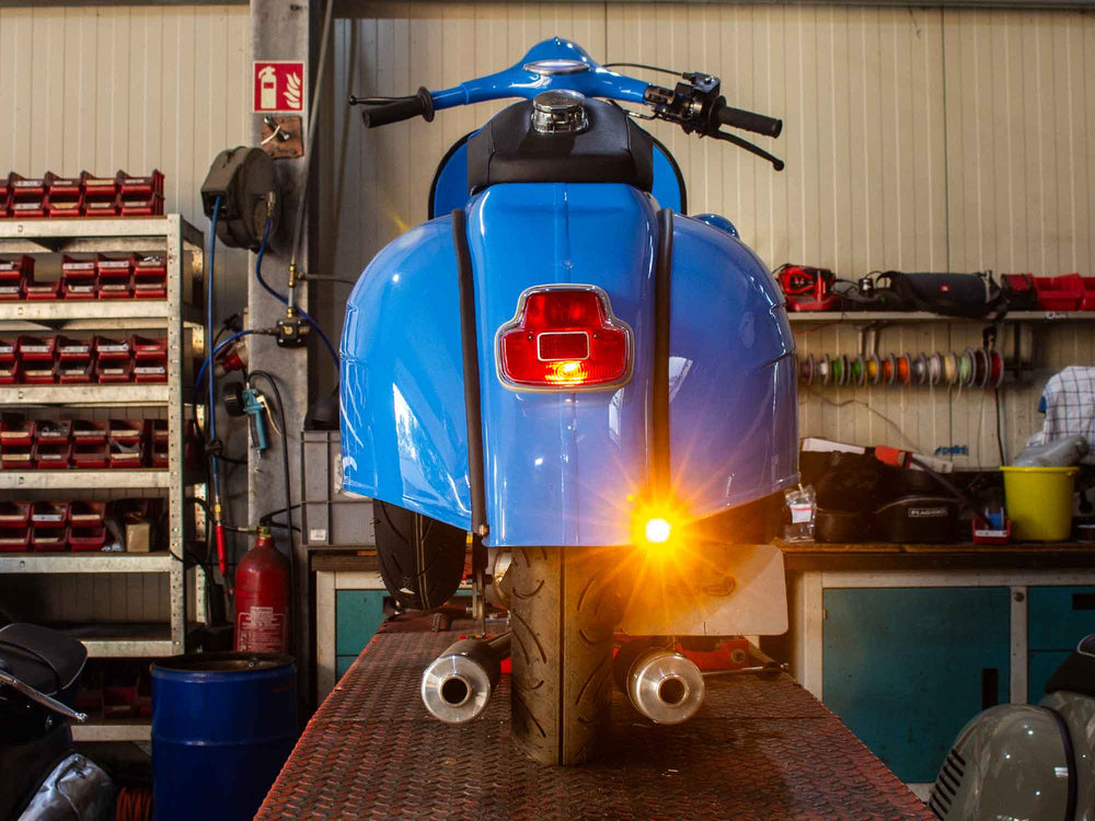 Custom Vespa Umbau mit Quattrini 244 Motor und handgefertigter Auspuffanlage mit zwei Endschalldämpfern