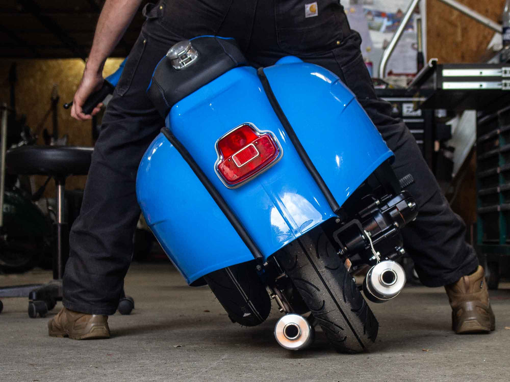 Custom Vespa Umbau mit Quattrini 244 Motor und handgefertigter Auspuffanlage mit zwei Endschalldämpfern
