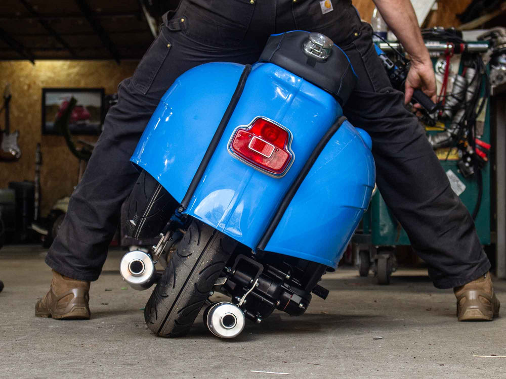 Custom Vespa Umbau mit Quattrini 244 Motor und handgefertigter Auspuffanlage mit zwei Endschalldämpfern