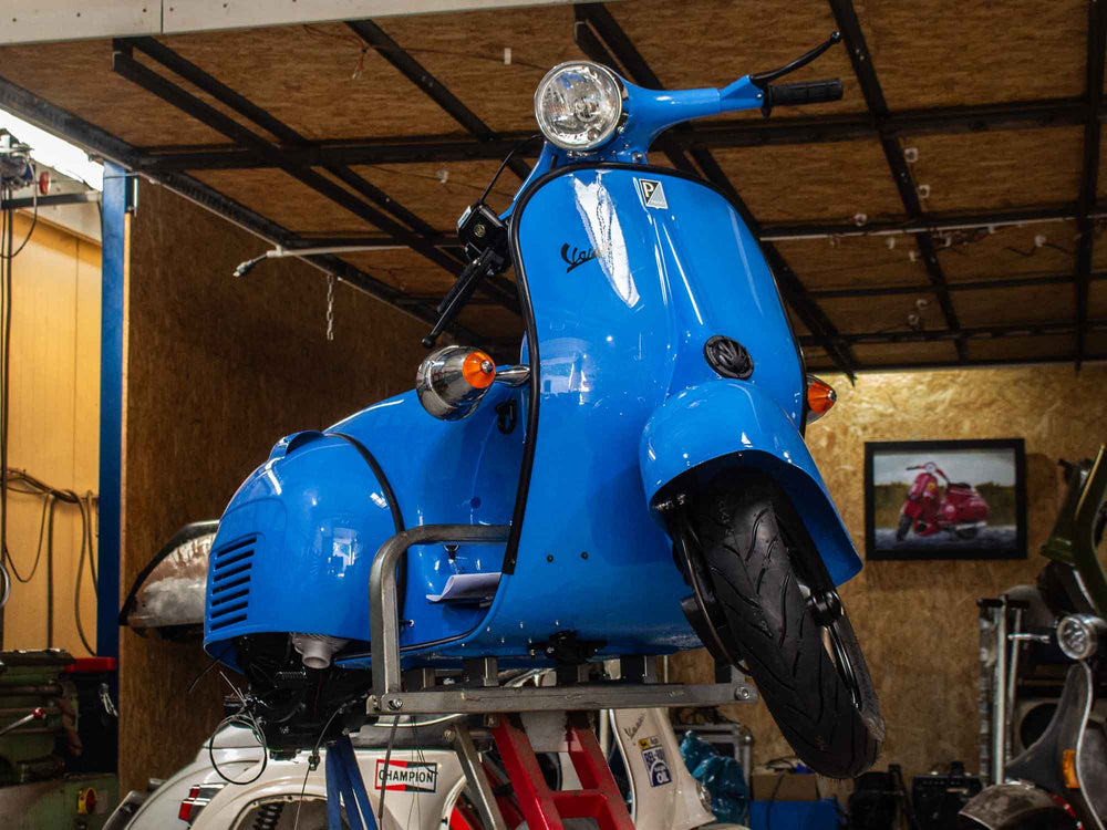 Custom Vespa Projekt mit Quattrini 244ccm Motor in Rapid Blue