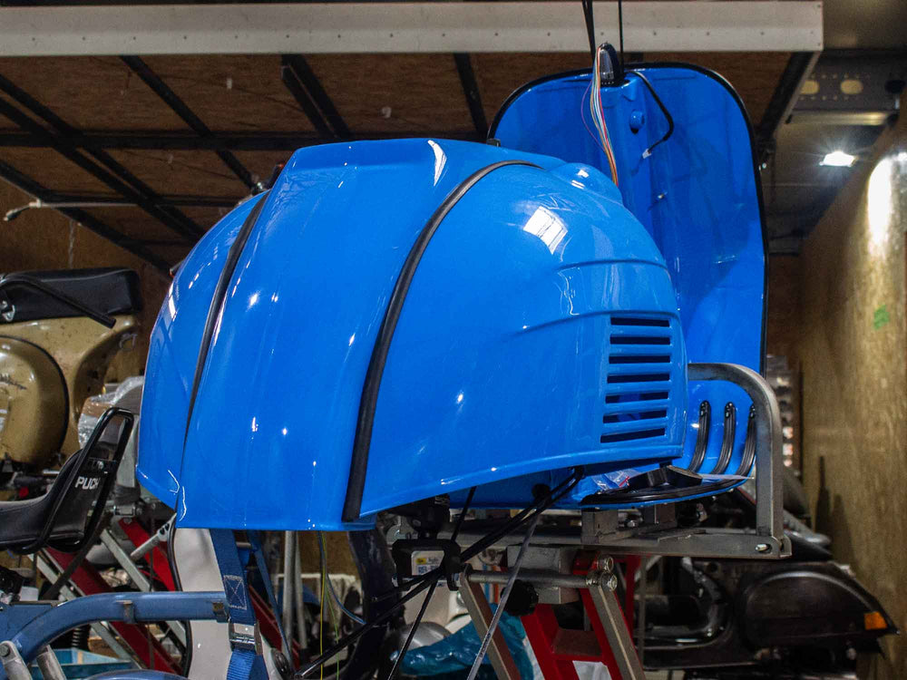 Custom Vespa Projekt mit Quattrini 244ccm Motor in Rapid Blue