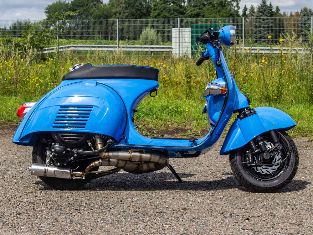 Custom Vespa Umbau mit Quattrini 244 Motor und handgefertigter Auspuffanlage mit zwei Endschalldämpfern