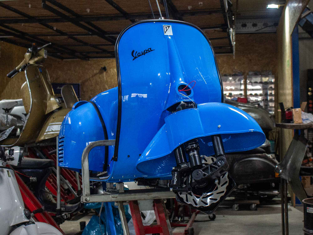 Custom Vespa Projekt mit Quattrini 244ccm Motor in Rapid Blue
