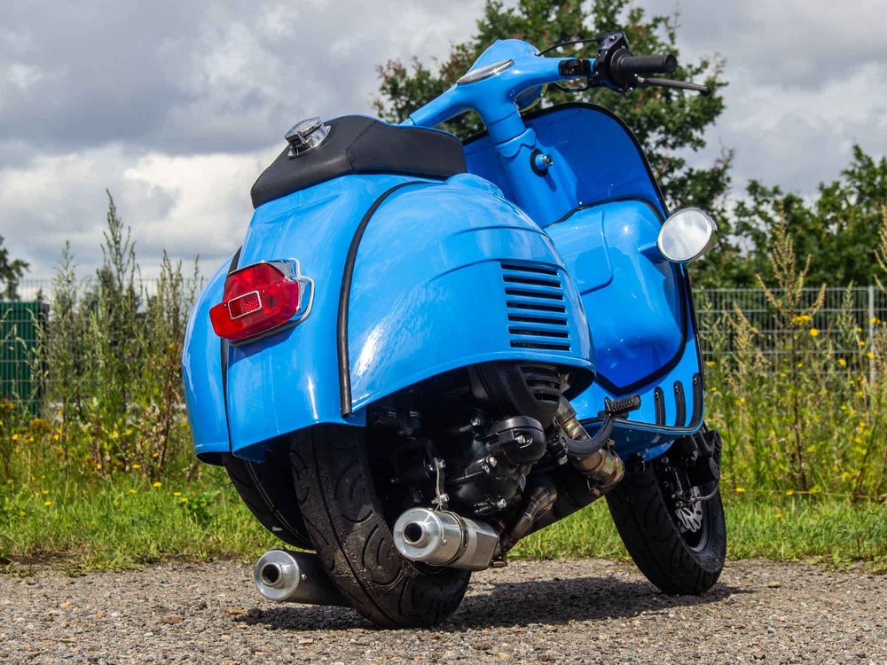 Custom Vespa Umbau mit Quattrini 244 Motor und handgefertigter Auspuffanlage mit zwei Endschalldämpfern