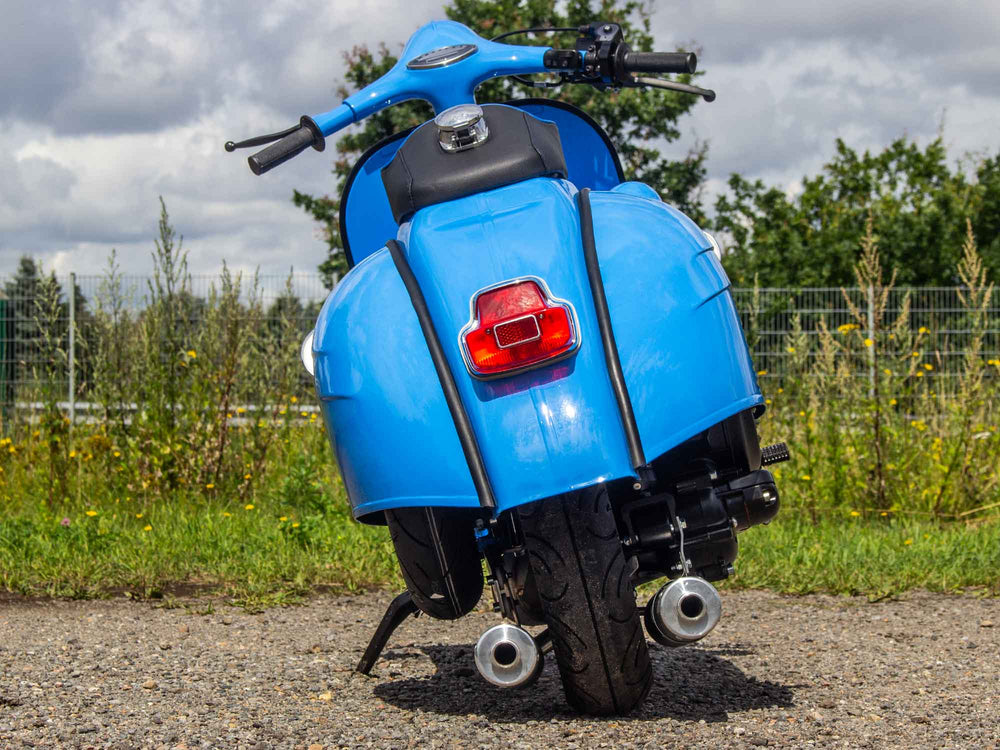 Custom Vespa Umbau mit Quattrini 244 Motor und handgefertigter Auspuffanlage mit zwei Endschalldämpfern