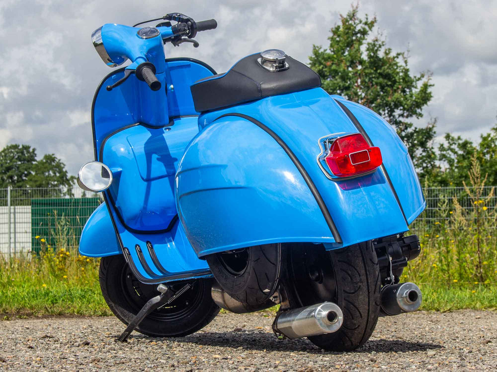 Custom Vespa Umbau mit Quattrini 244 Motor und handgefertigter Auspuffanlage mit zwei Endschalldämpfern