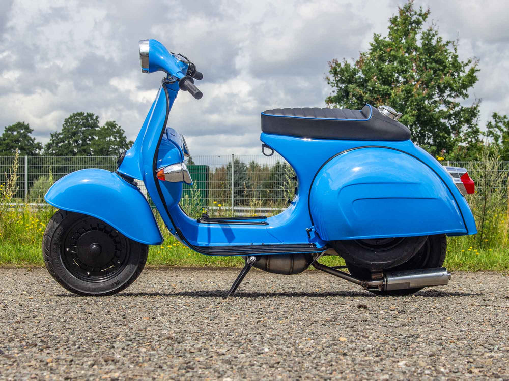 Custom Vespa Umbau mit Quattrini 244 Motor und handgefertigter Auspuffanlage mit zwei Endschalldämpfern