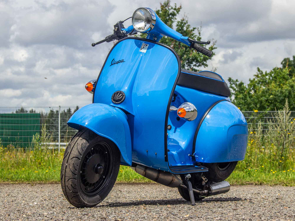 Custom Vespa Umbau mit Quattrini 244 Motor und handgefertigter Auspuffanlage mit zwei Endschalldämpfern
