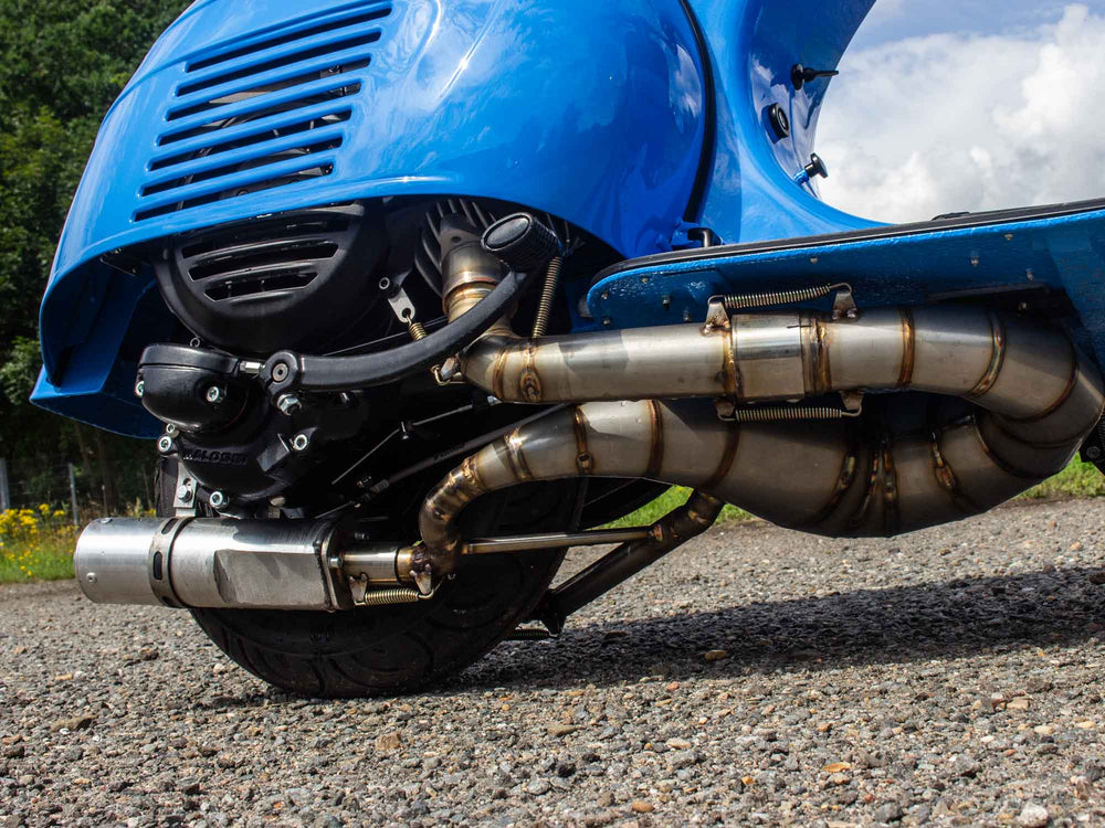 Custom Vespa Umbau mit Quattrini 244 Motor und handgefertigter Auspuffanlage mit zwei Endschalldämpfern