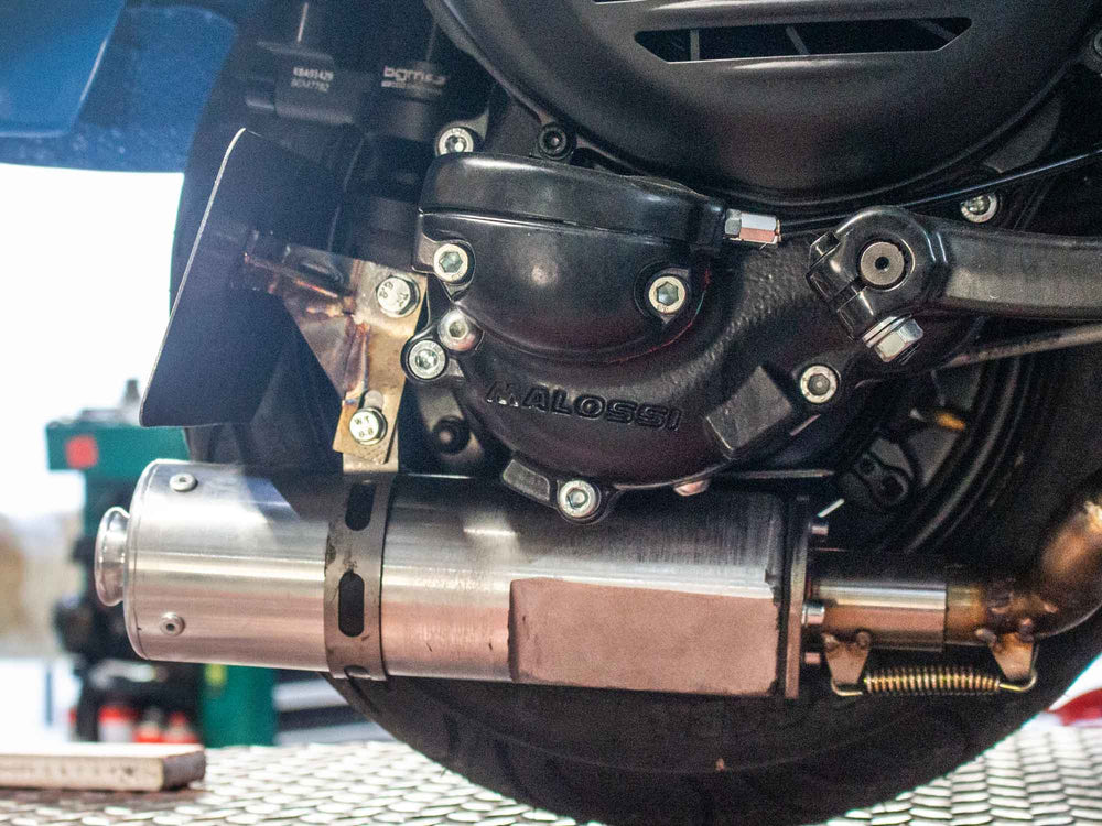 Custom Vespa Umbau mit Quattrini 244 Motor und handgefertigter Auspuffanlage mit zwei Endschalldämpfern