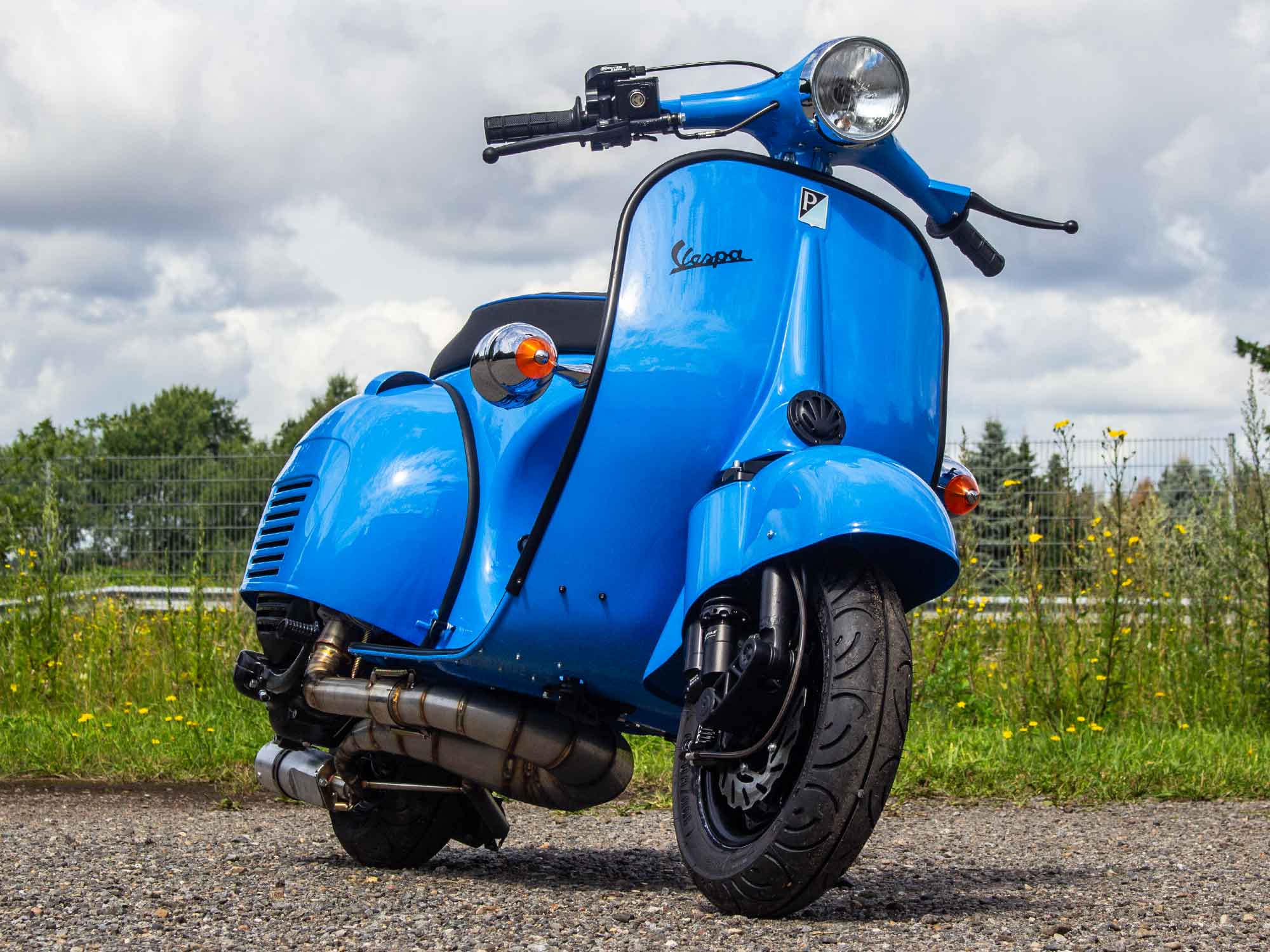 Custom Vespa Umbau mit Quattrini 244 Motor und handgefertigter Auspuffanlage mit zwei Endschalldämpfern