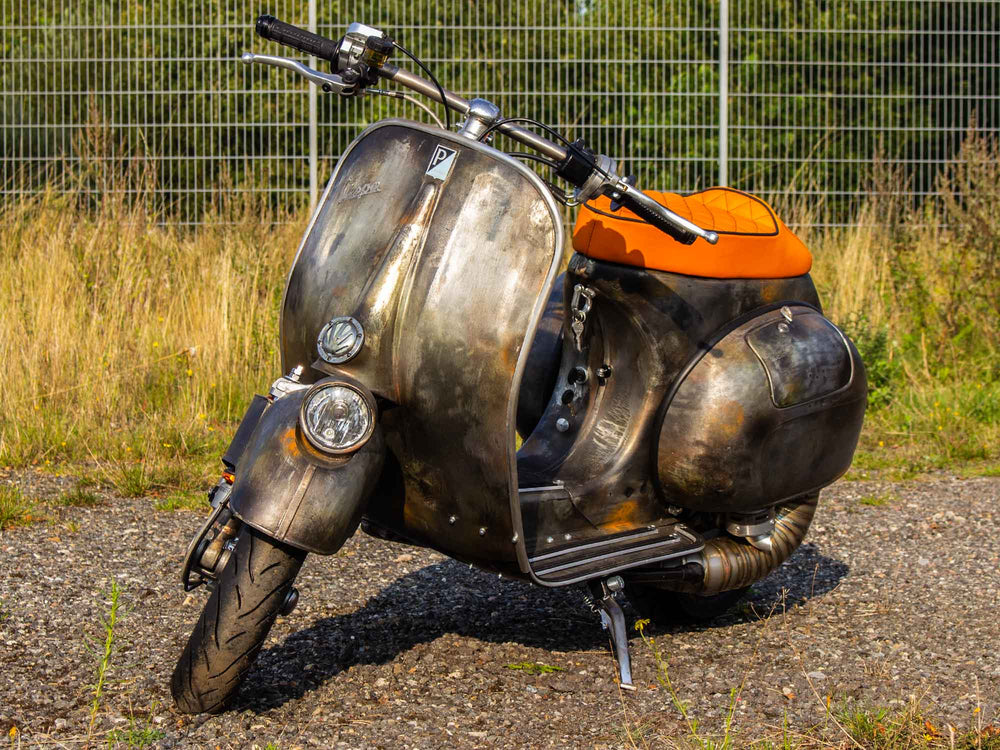 Custom Vespa 250ccm Lampe unten mit Drag Bar im Raw Metal Style