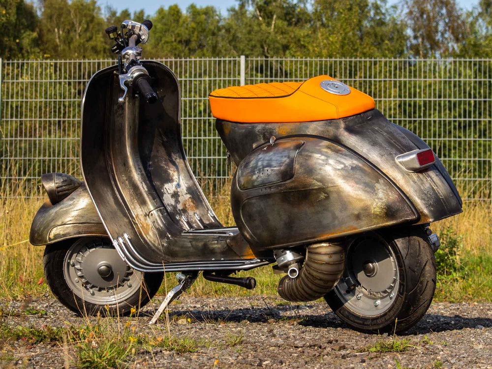 Custom Vespa 250ccm Lampe unten mit Drag Bar im Raw Metal Style
