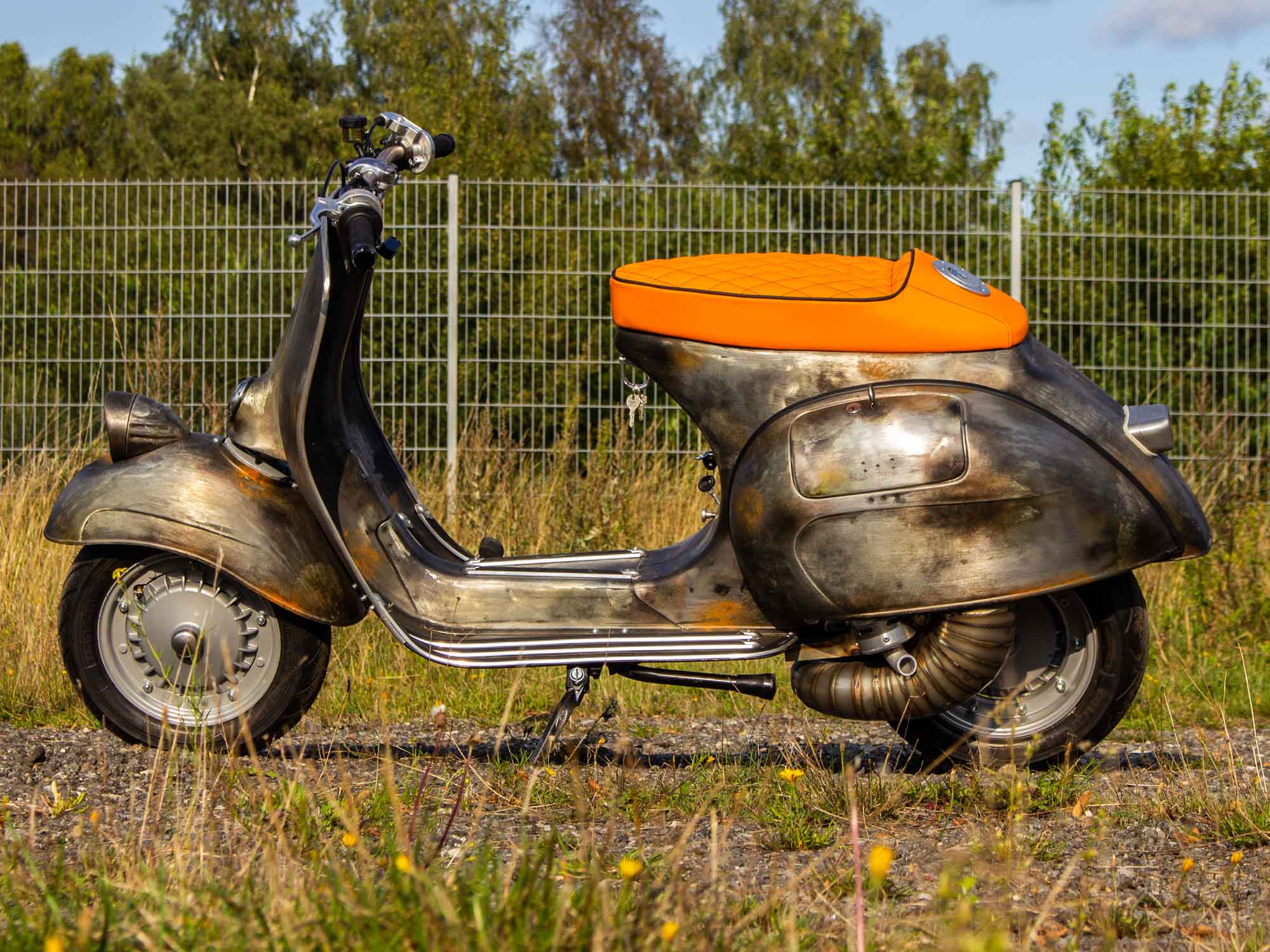 Custom Vespa 250ccm Lampe unten mit Drag Bar im Raw Metal Style