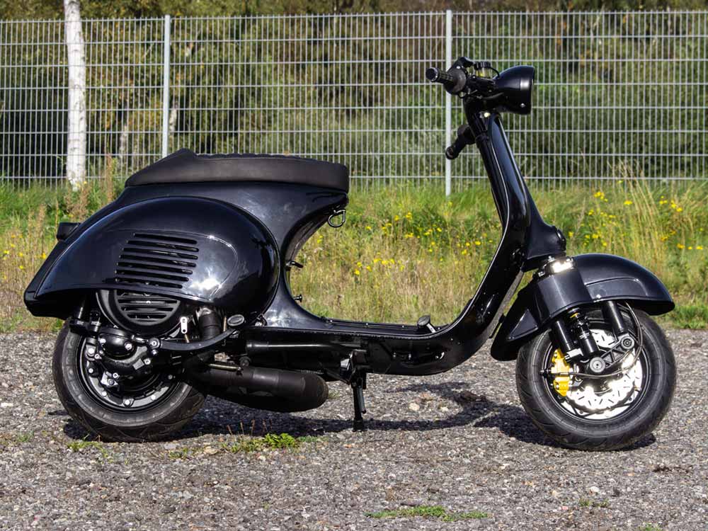 Custom Vespa Quattrini 244ccm in Ferrari Nero Daytona schwarz