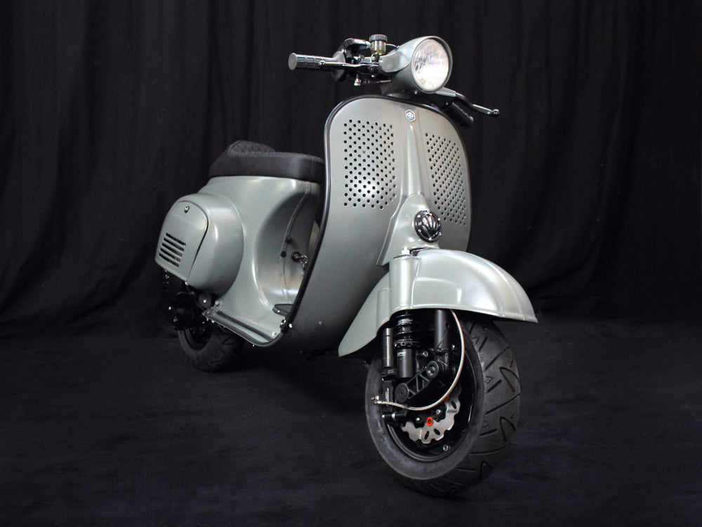 Custom Vespa Primavera mit Scheibenbremse und Breitreifen in Audi Nardo Grau