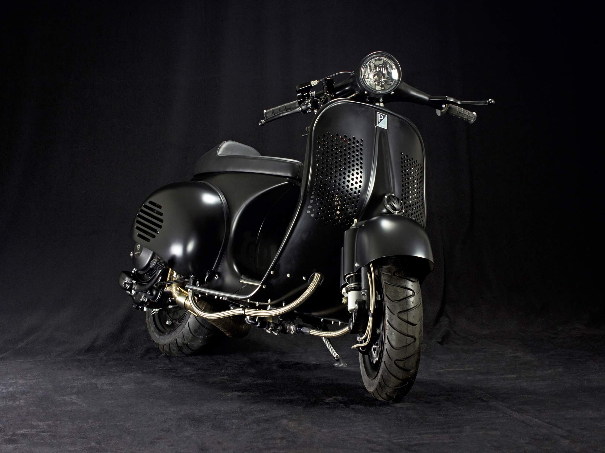 Custom Vespa Tuning PS 240 mit wassergekühltem 250ccm Husqvarna Zylinder und Scheibenbremse in Mattschwarz