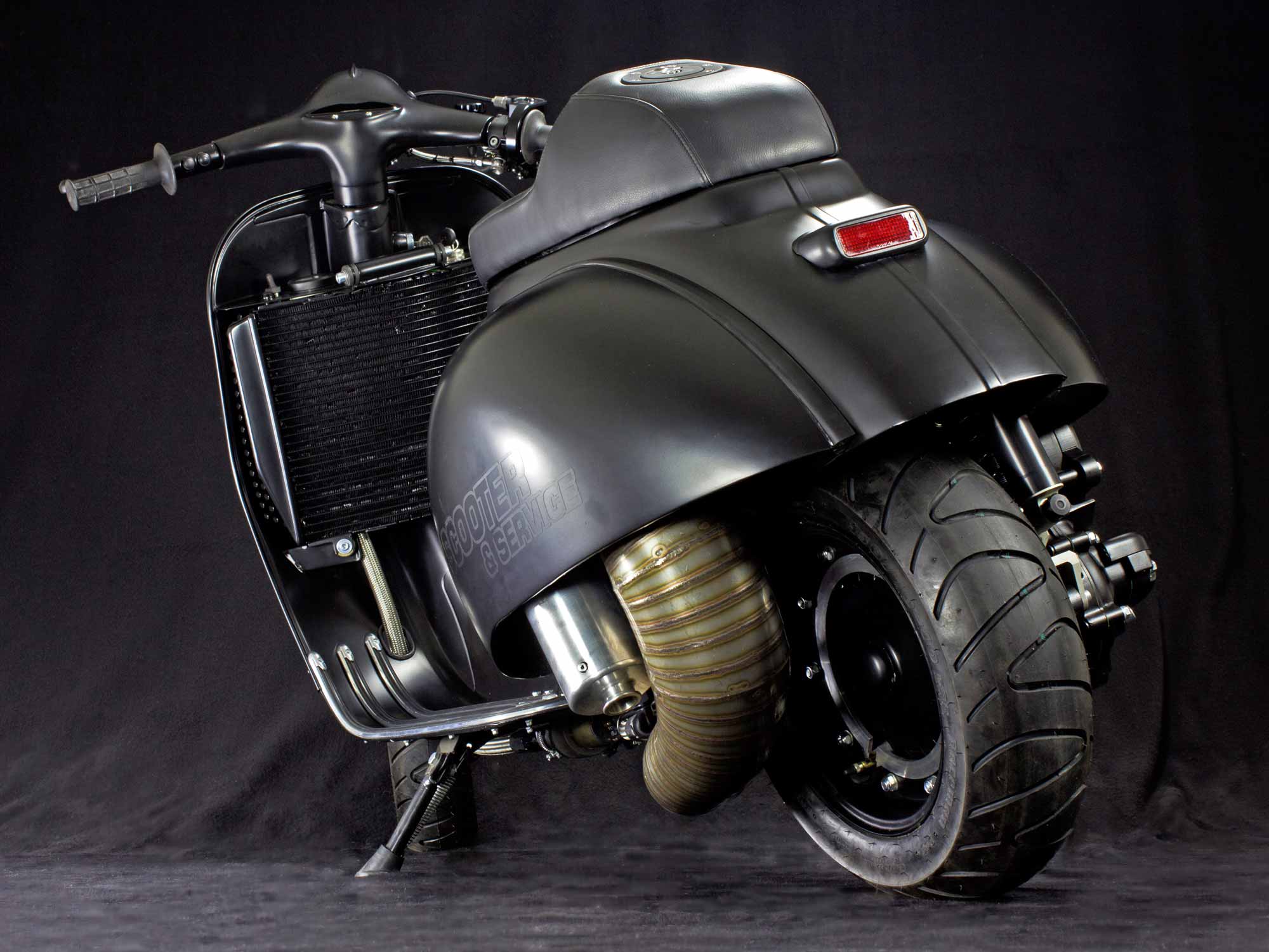 Custom Vespa PS 240 Heckansicht mit Curley Rennauspuff