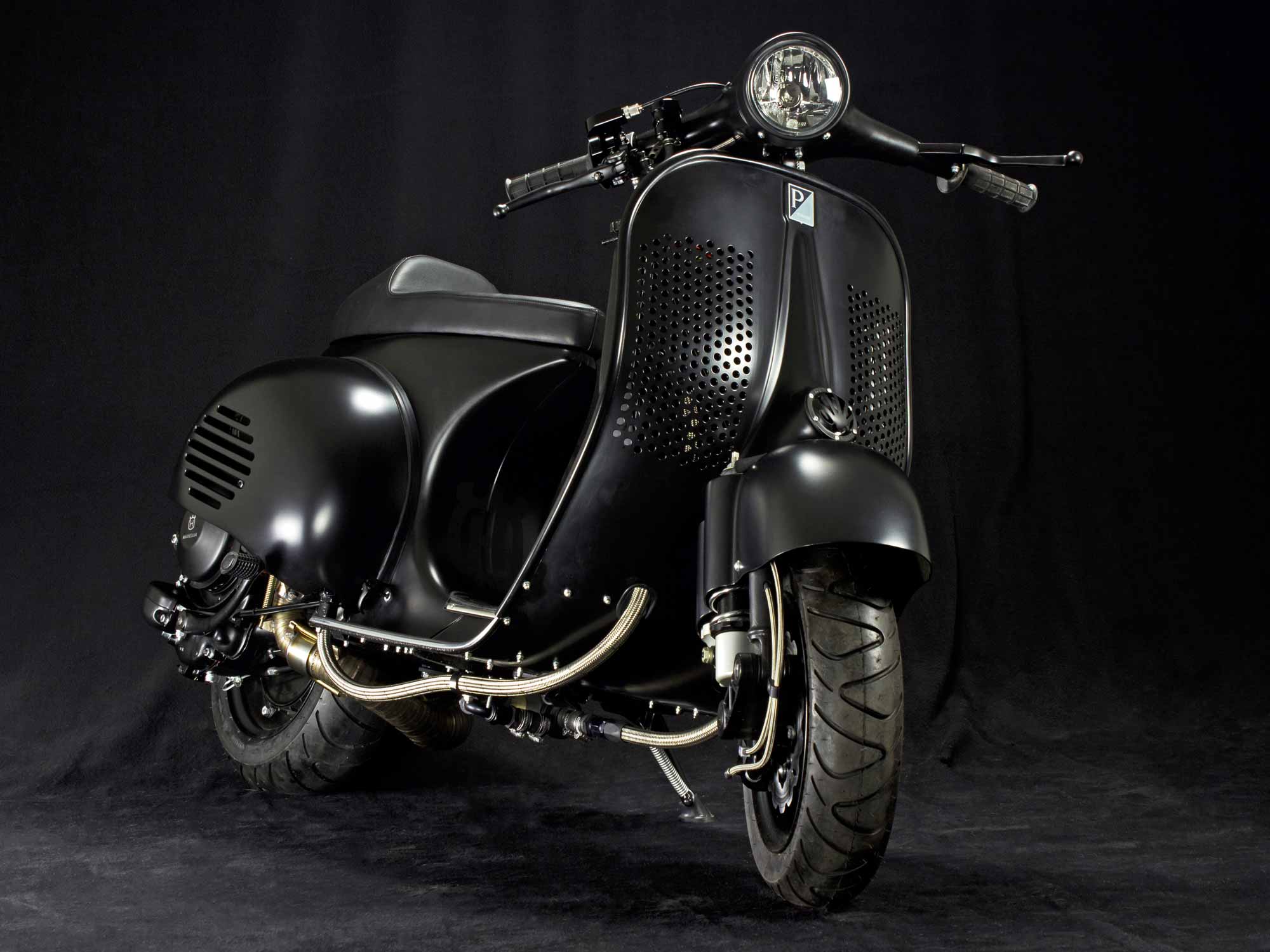 Custom Vespa PS 240 mit Wasserkühlung Frontansicht