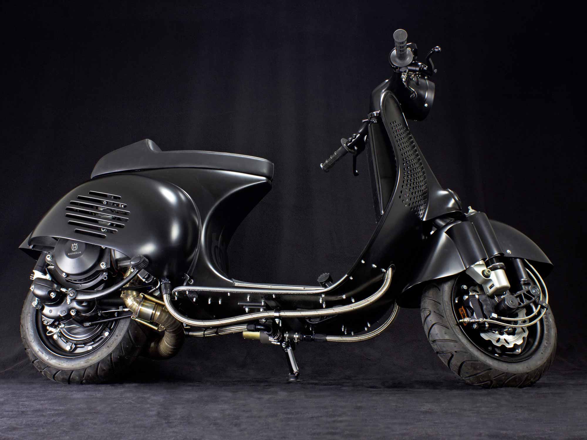 Custom Vespa PS 240 mit Wasserkühlung Seitenansicht