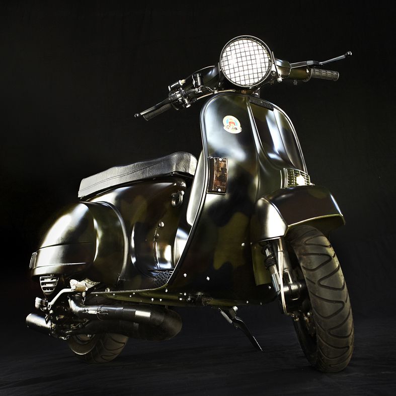 Custom Vespa Umbau PX 200 mit Scheibenbremse und Zusatztank in Camouflage