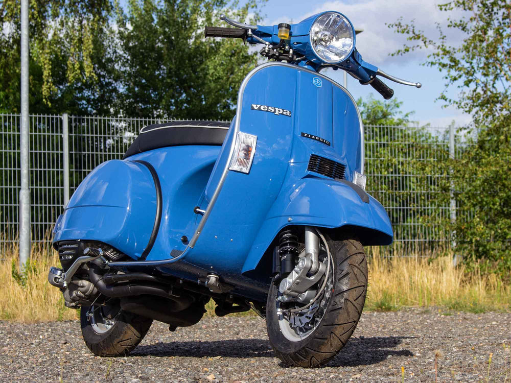 Custom Vespa PX 200 mit Quattrini 244ccm Motor und Scheibenbremse in French Blue