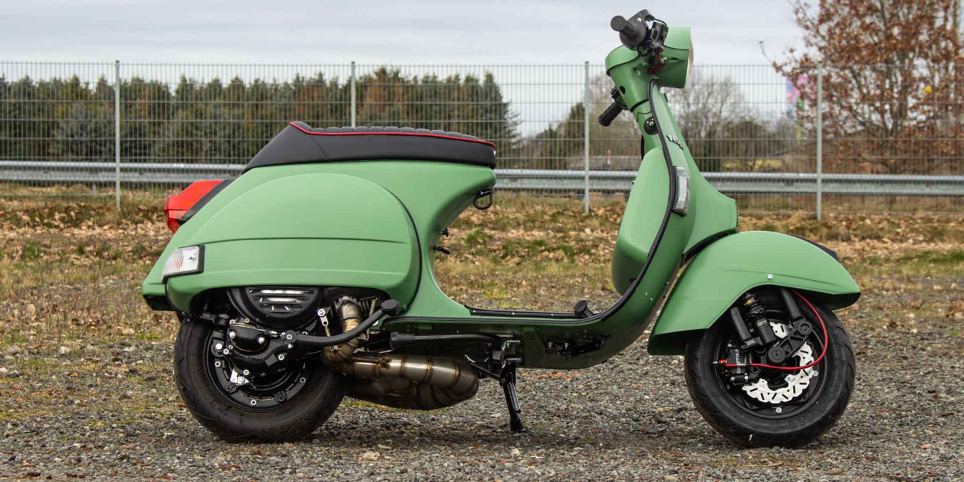 Custom Vespa PX 244 mit Scheibenbremse in Audi Reseda Grün